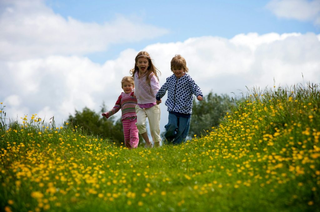 3 young children running.